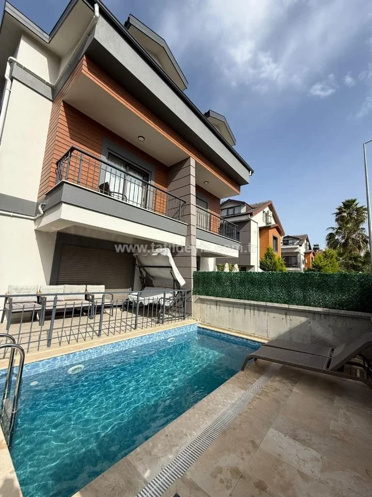 Villa Sloths 3